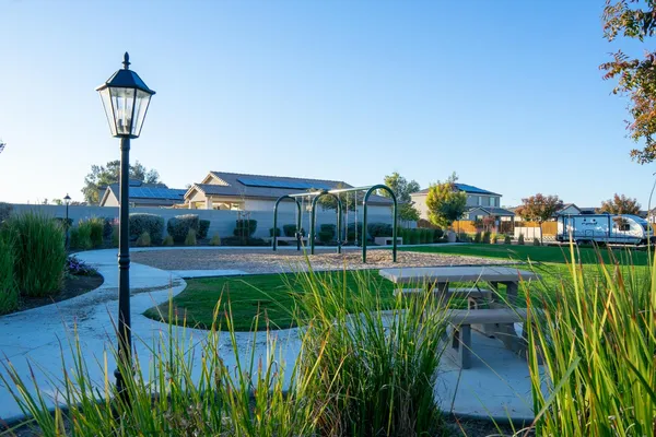 $515,000 | 470 Daphne Lane, Lemoore, CA 93245