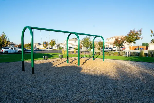 $515,000 | 470 Daphne Lane, Lemoore, CA 93245