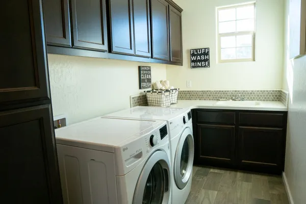 $515,000 | 470 Daphne Lane, Lemoore, CA 93245