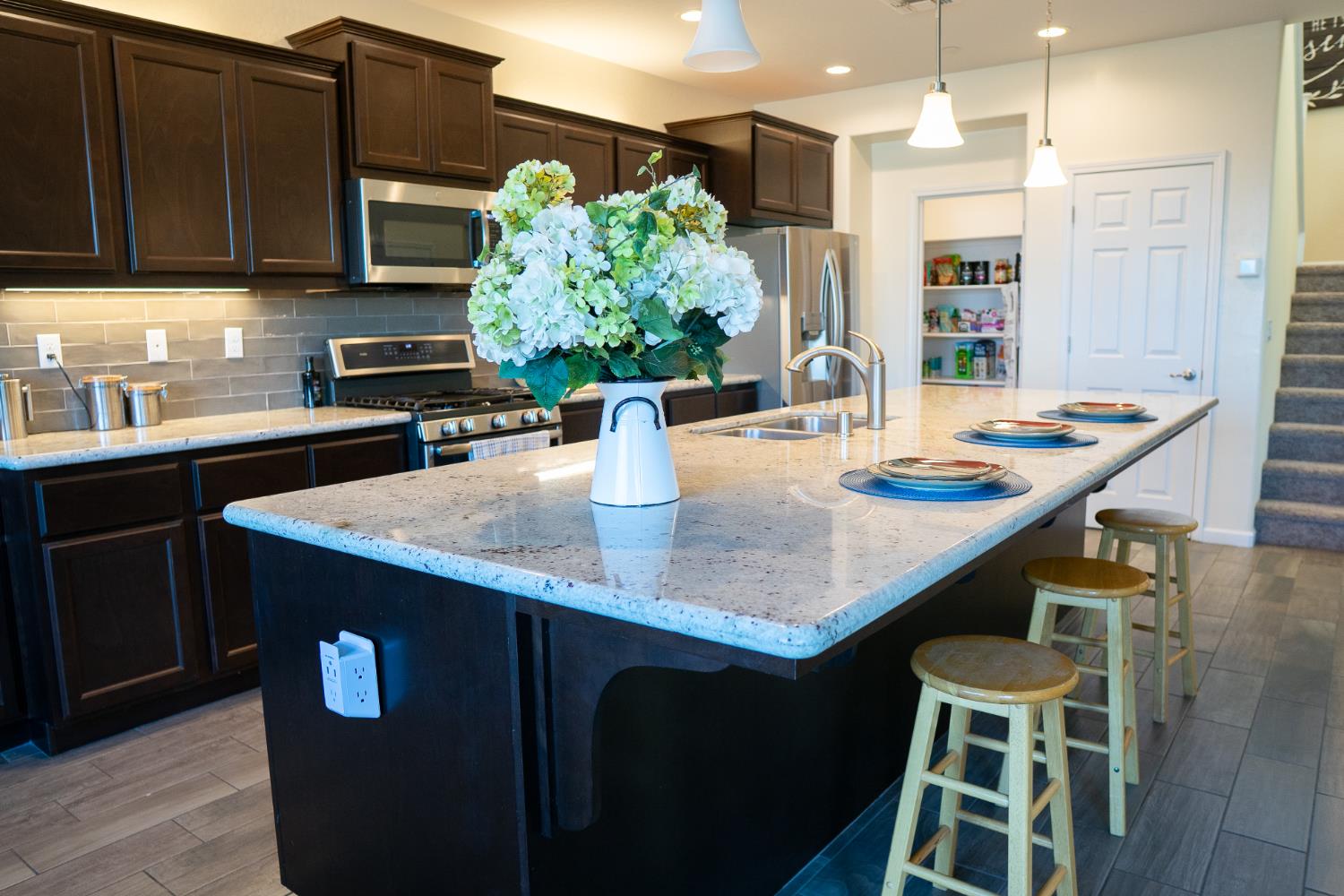 470 Daphne Lane Lemoore, CA 93245 - Photo 73 of 86 a kitchen with a table chairs and a stove