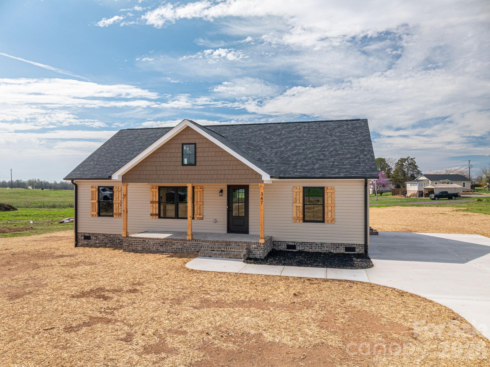 a view of a house with a yard