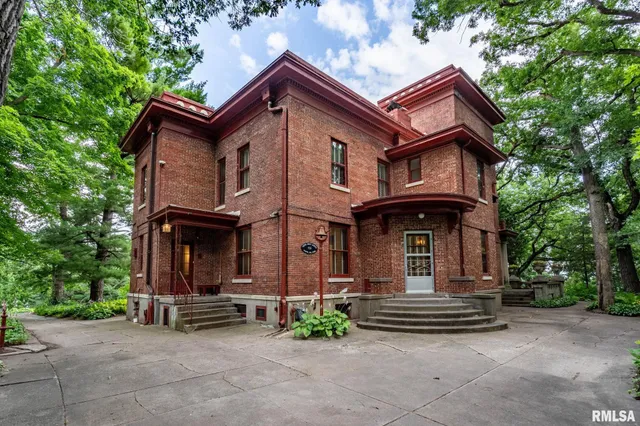 $1,200,000 | 5418 Chapel Hill Road, Davenport, IA 52802