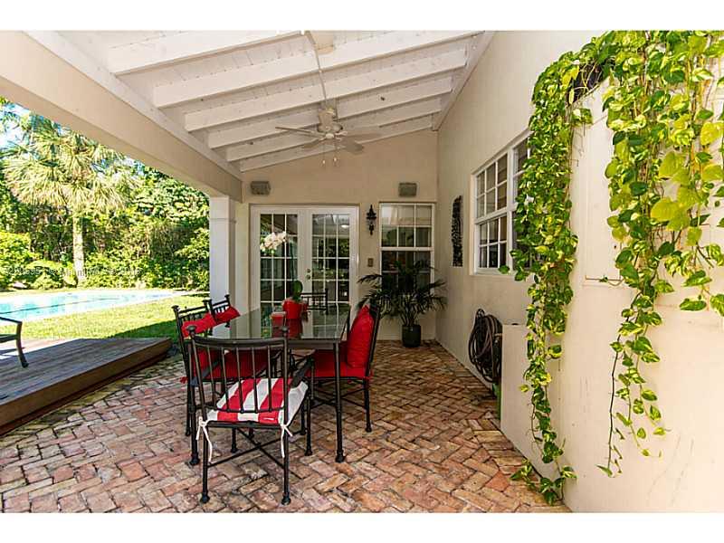 611 Sabal Palm Road Miami, FL 33137 - Photo 20 of 34 a outdoor space with chairs