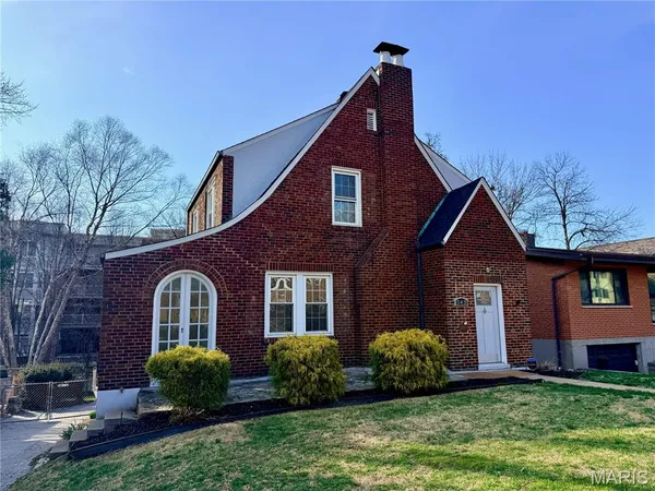 $3,395 | 543 North Central Avenue, University City, MO 63130