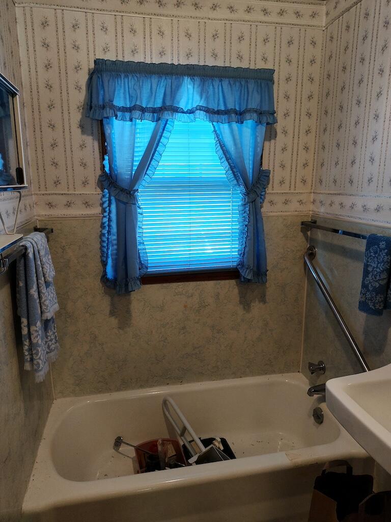 483 Laurel Branch Road Northwest Floyd, VA 24091 - Photo 12 of 19 a bathroom with a bathtub
