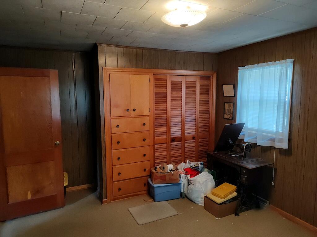 483 Laurel Branch Road Northwest Floyd, VA 24091 - Photo 6 of 19 a room with furniture and a potted plant