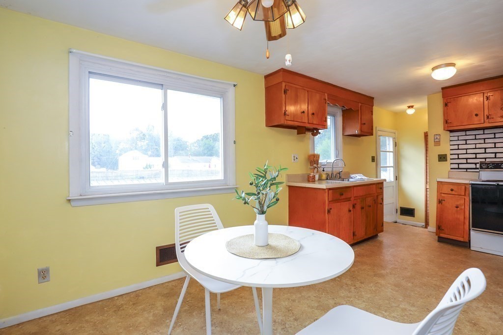 14 Phillip Road Billerica, MA 01821 - Photo 7 of 30 Gallery Image 7