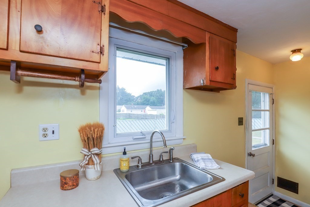 14 Phillip Road Billerica, MA 01821 - Photo 10 of 30 Gallery Image 10