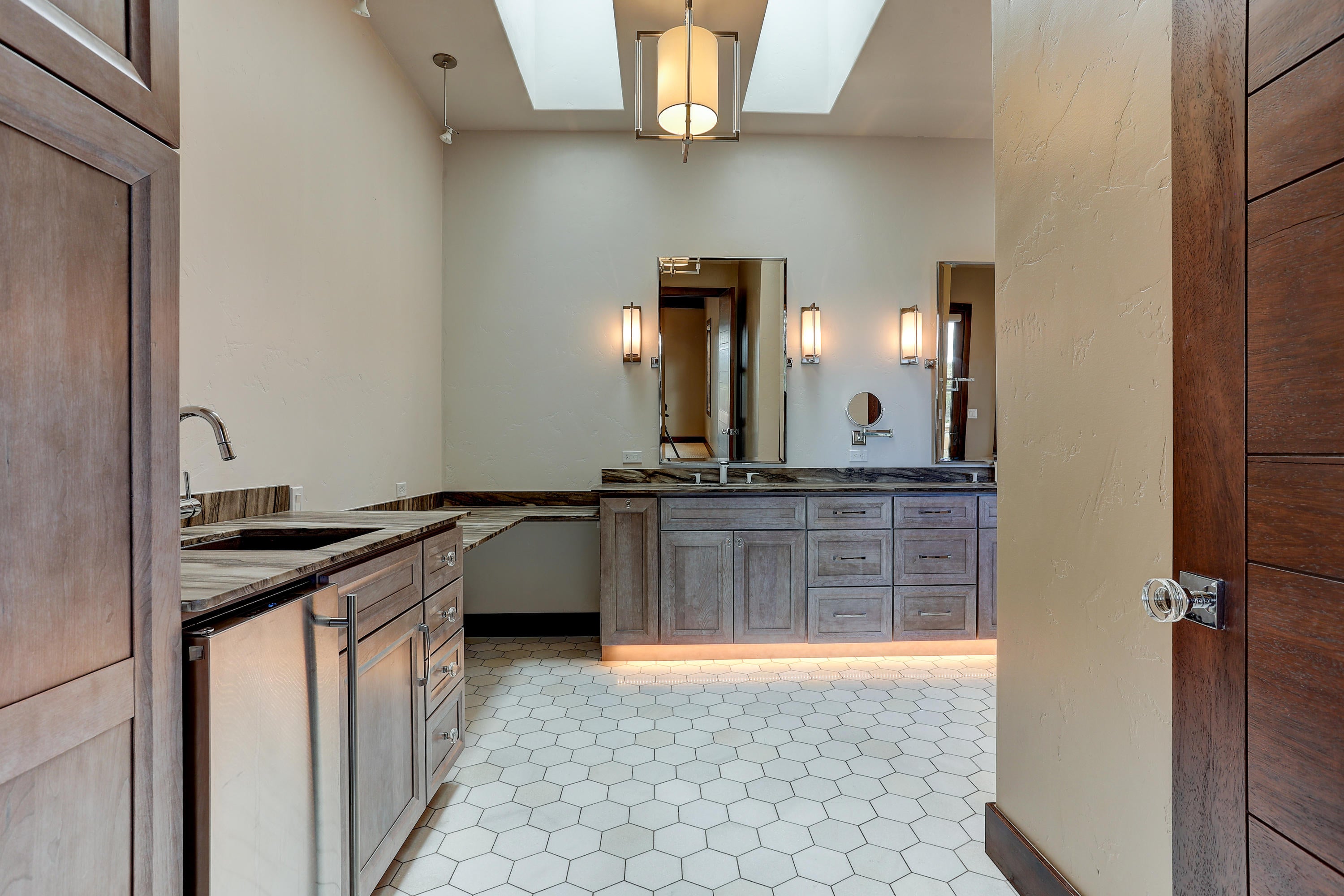 20970 Sholes Road Bend, OR 97702 - Photo 19 of 41 Coffee Bar & Refrigerator