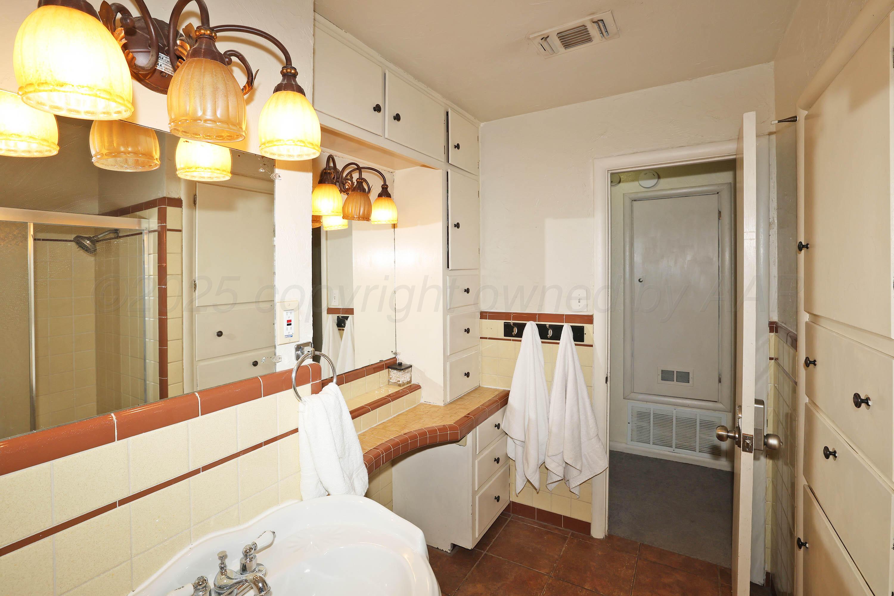 3400 Bristol Road Amarillo, TX 79109 - Photo 16 of 26 17-Bathroom