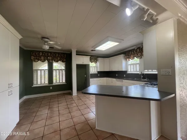 $2,950 | 301 North Mall Street, Lafayette, LA 70503