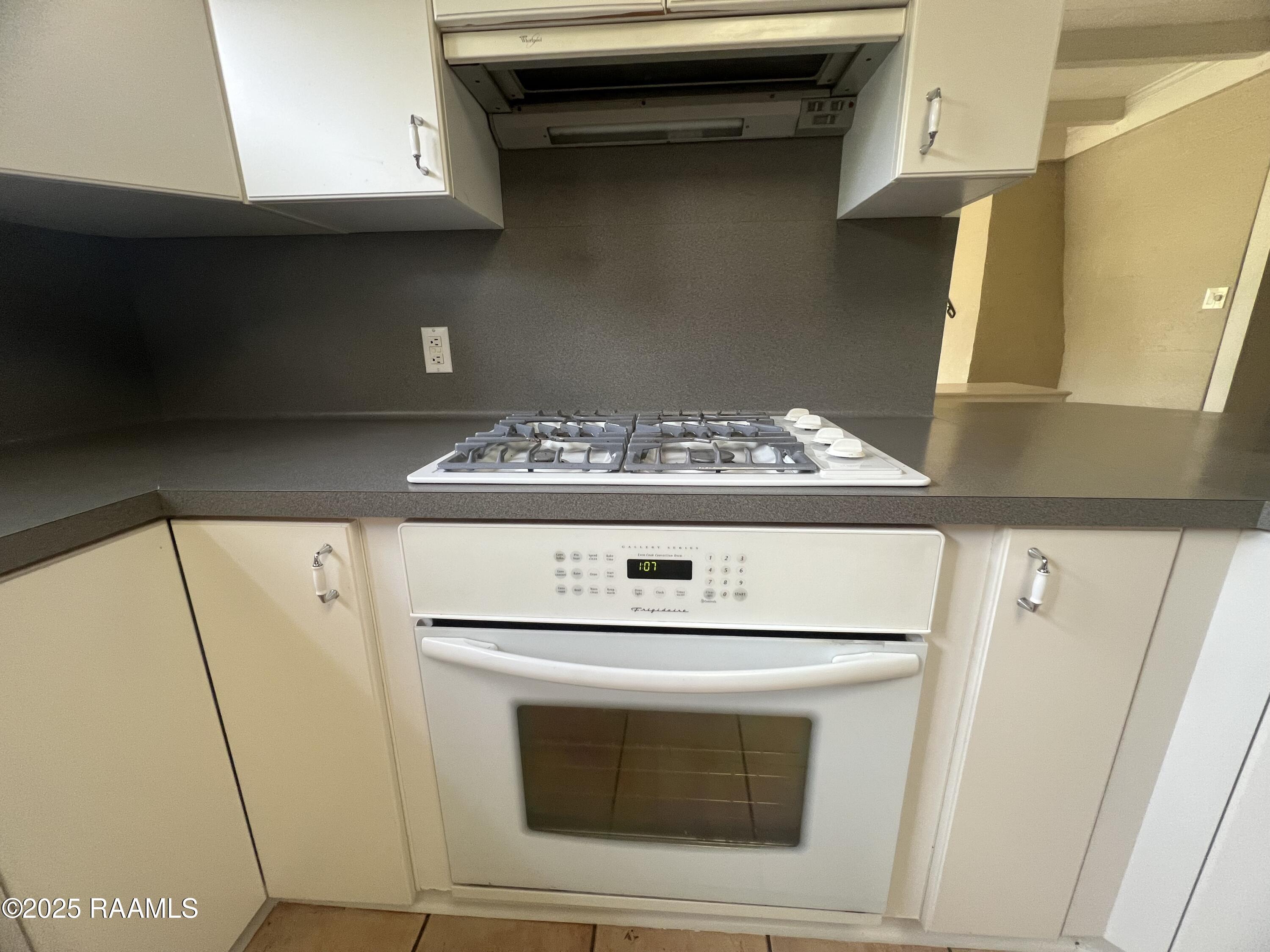 301 North Mall Street Lafayette, LA 70503 - Photo 19 of 38 Gas Range Oven