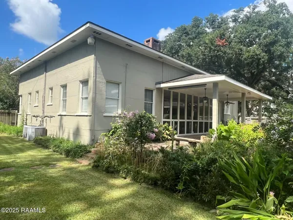 $2,950 | 301 North Mall Street, Lafayette, LA 70503