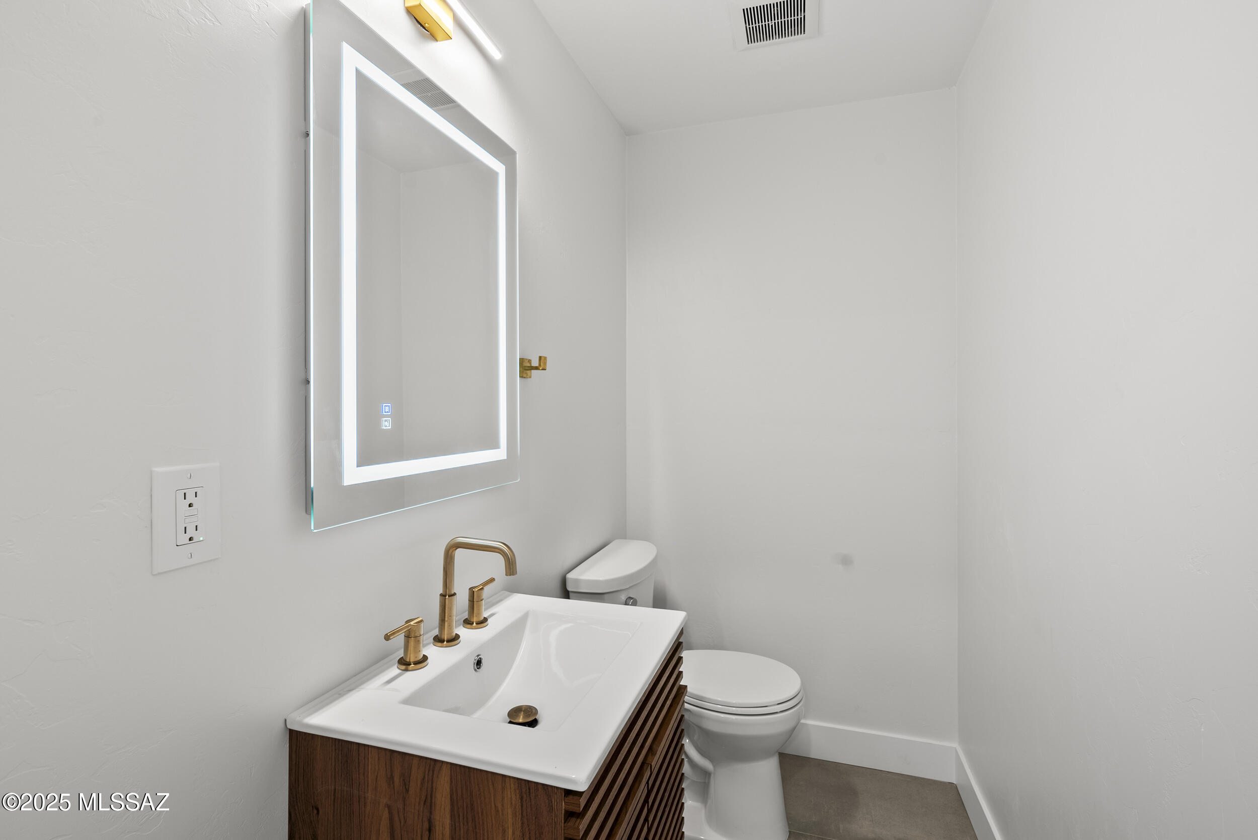 5240 East River House Road Tucson, AZ 85718 - Photo 20 of 49 Powder room
