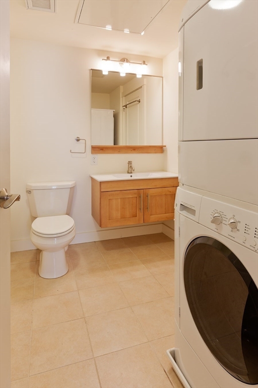 87 New Street, Unit 309 Cambridge, MA 02138 - Photo 4 of 10 a bathroom with a toilet a sink and mirror