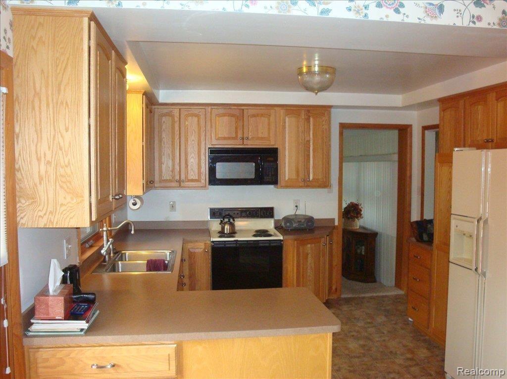 535 Sarsfield Drive Rochester, MI 48307 - Photo 10 of 15 Cabs, appls, floor & more