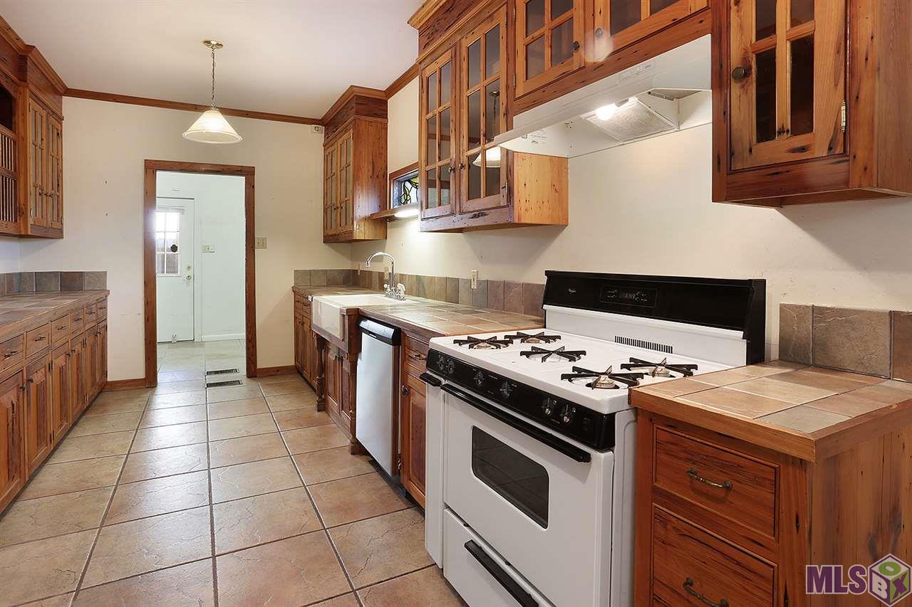 781 North Street Baton Rouge, LA 70802 - Photo 20 of 40 Kitchen looking in to laundry.