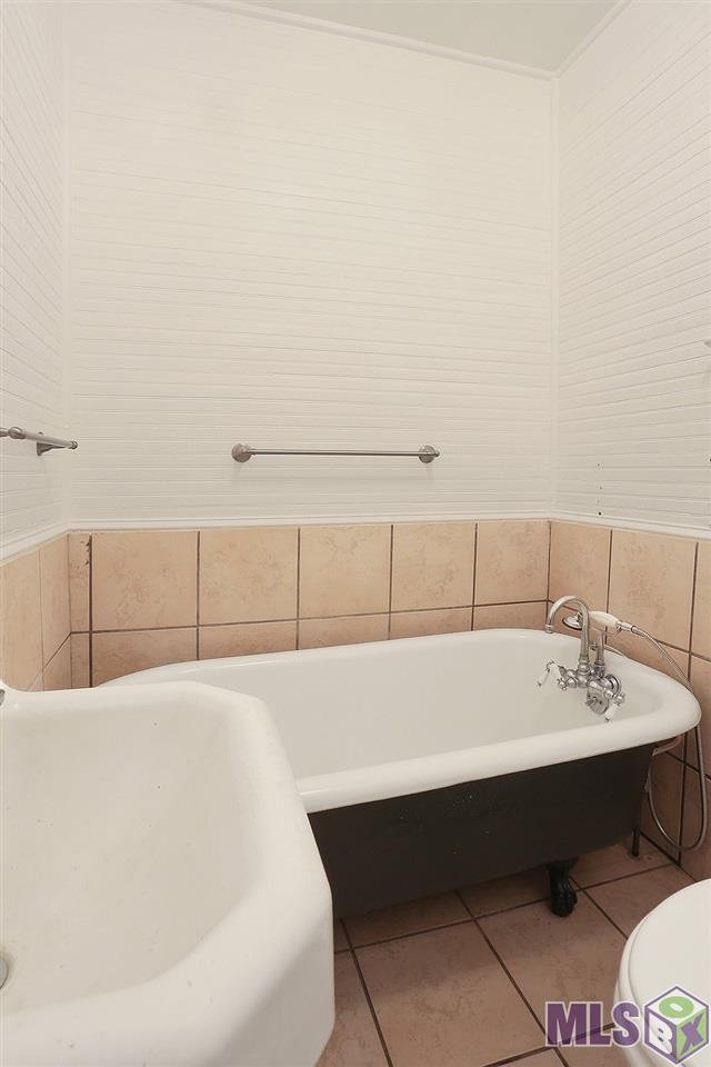 781 North Street Baton Rouge, LA 70802 - Photo 32 of 40 Second full bath downstairs