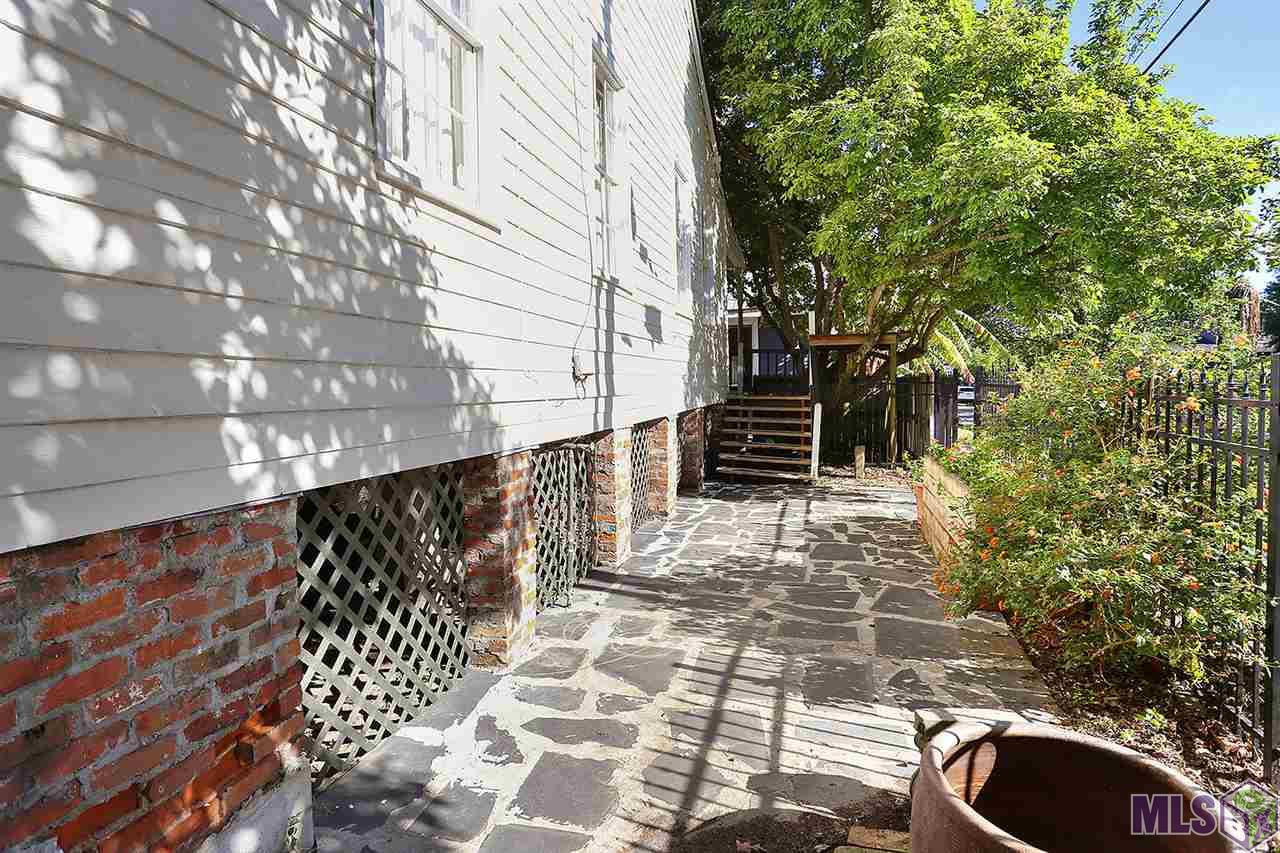 781 North Street Baton Rouge, LA 70802 - Photo 8 of 40 Large Courtyard