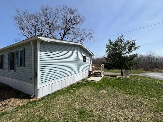 a view of empty room with window