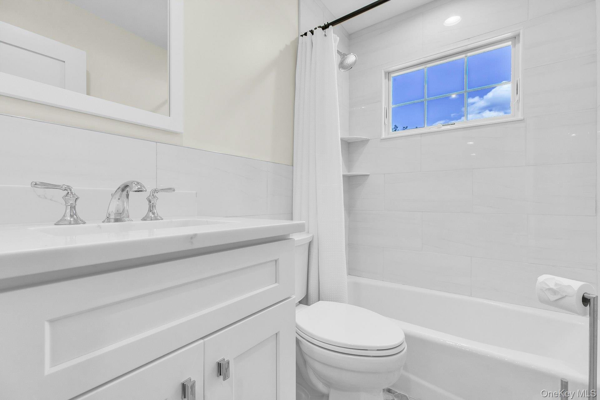 9 Hickory Road Bayville, NY 11709 - Photo 17 of 30 Second full bath with tub and shower, custom vanity.