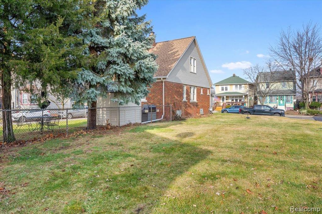 93 Perry Place Wyandotte, MI 48192 - Photo 3 of 29