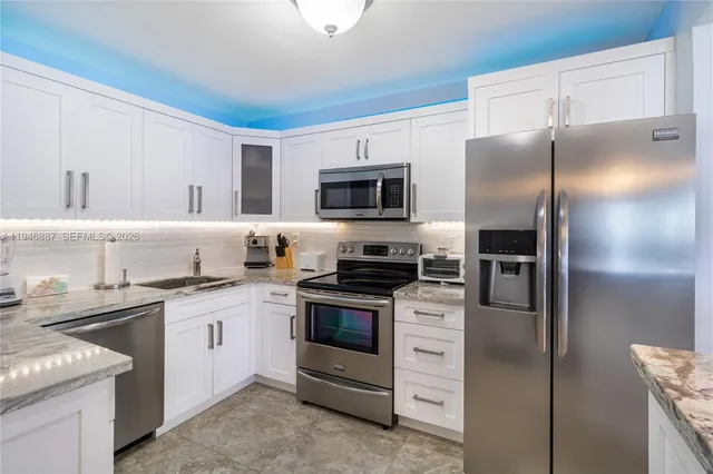 $4,000 | 6061 Collins Avenue, Unit 6F, Miami Beach, FL 33140