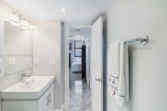 $4,000 | 6061 Collins Avenue, Unit 6F, Miami Beach, FL 33140