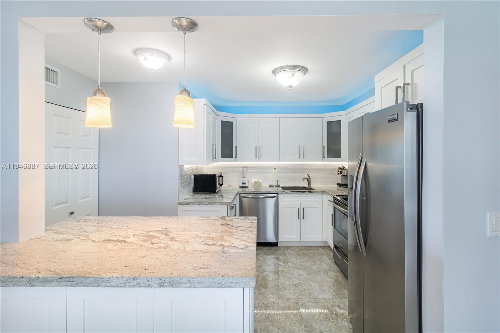 6061 Collins Avenue, Unit 6F Miami Beach, FL 33140 - Photo 8 of 30