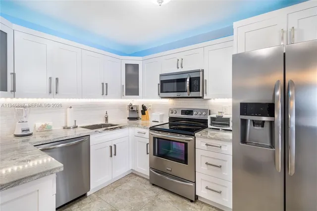 $4,000 | 6061 Collins Avenue, Unit 6F, Miami Beach, FL 33140