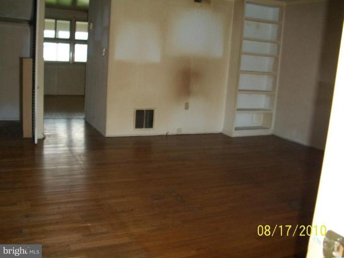 2717 Norfen Road Halethorpe, MD 21227 - Photo 4 of 7 Living Room