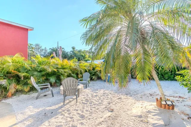 a view of a backyard