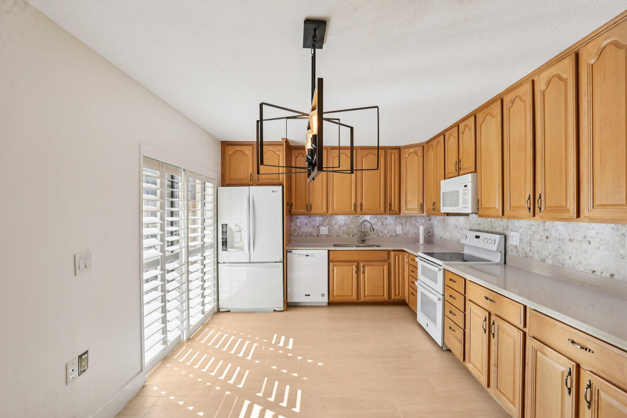 2911 Southwest 22nd Circle, Unit 37B Delray Beach, FL 33445 - Photo 12 of 28 17-web-or-mls-SW 22nd Cir-S0303-017