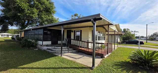 a view of a house with backyard and garden