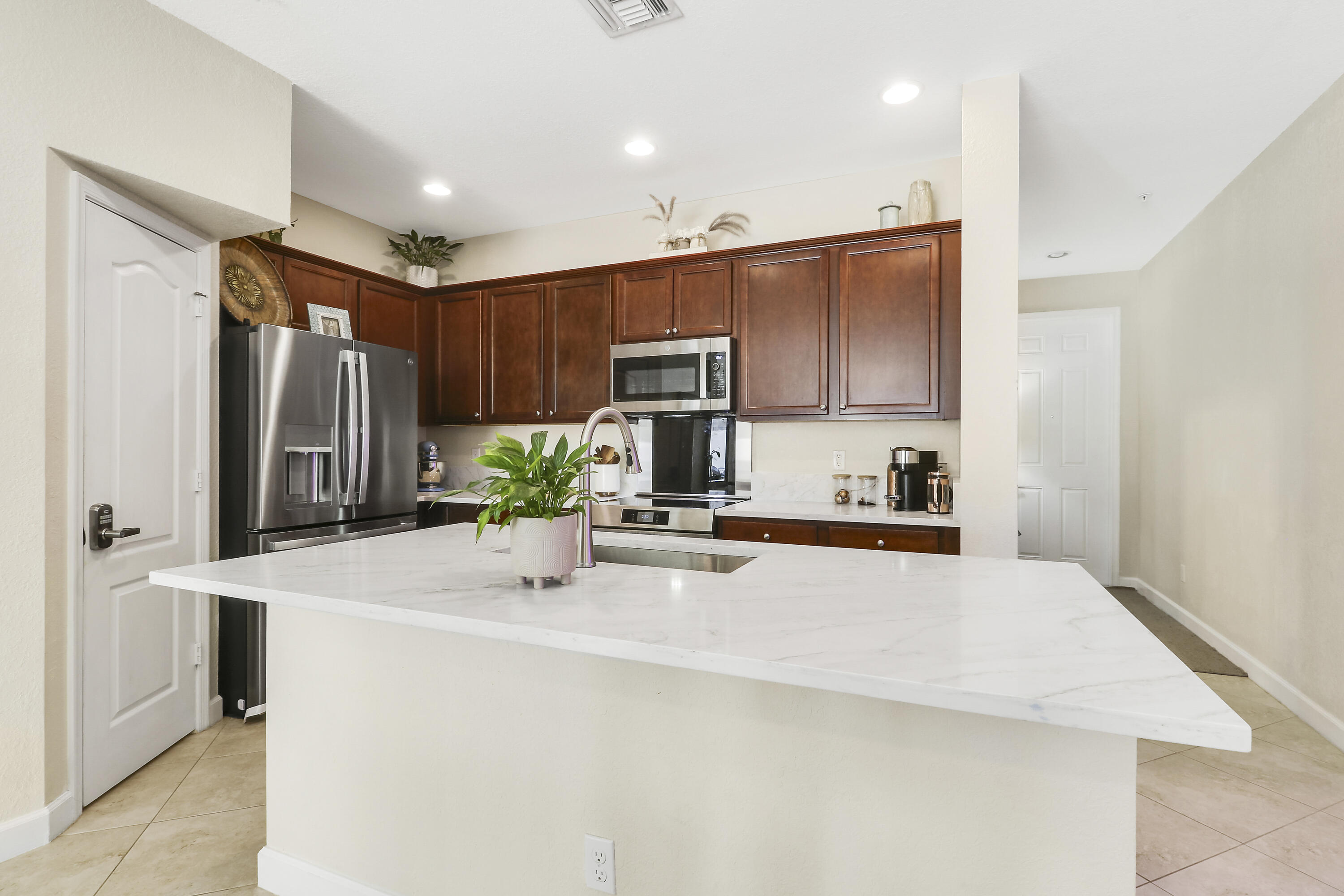 9504 Southwest Merlin Court Stuart, FL 34997 - Photo 8 of 36 House1-19