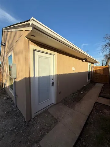 $1,500 | 1135 1/2 Holly Glen Circle, Dallas, TX 75232