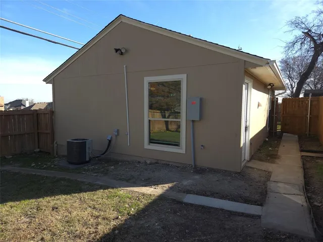 $1,500 | 1135 1/2 Holly Glen Circle, Dallas, TX 75232