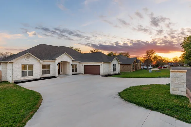 $672,000 | 181 Broadmoor Street, Meadowlakes, TX 78654