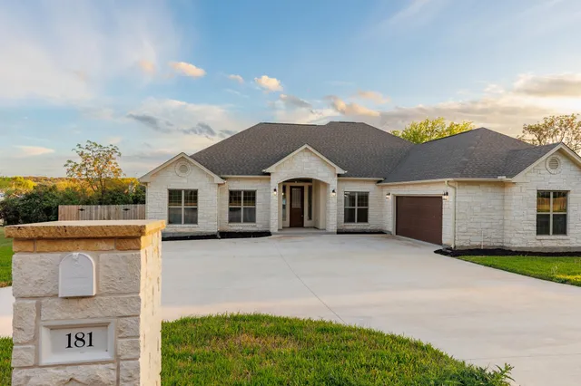 $672,000 | 181 Broadmoor Street, Meadowlakes, TX 78654