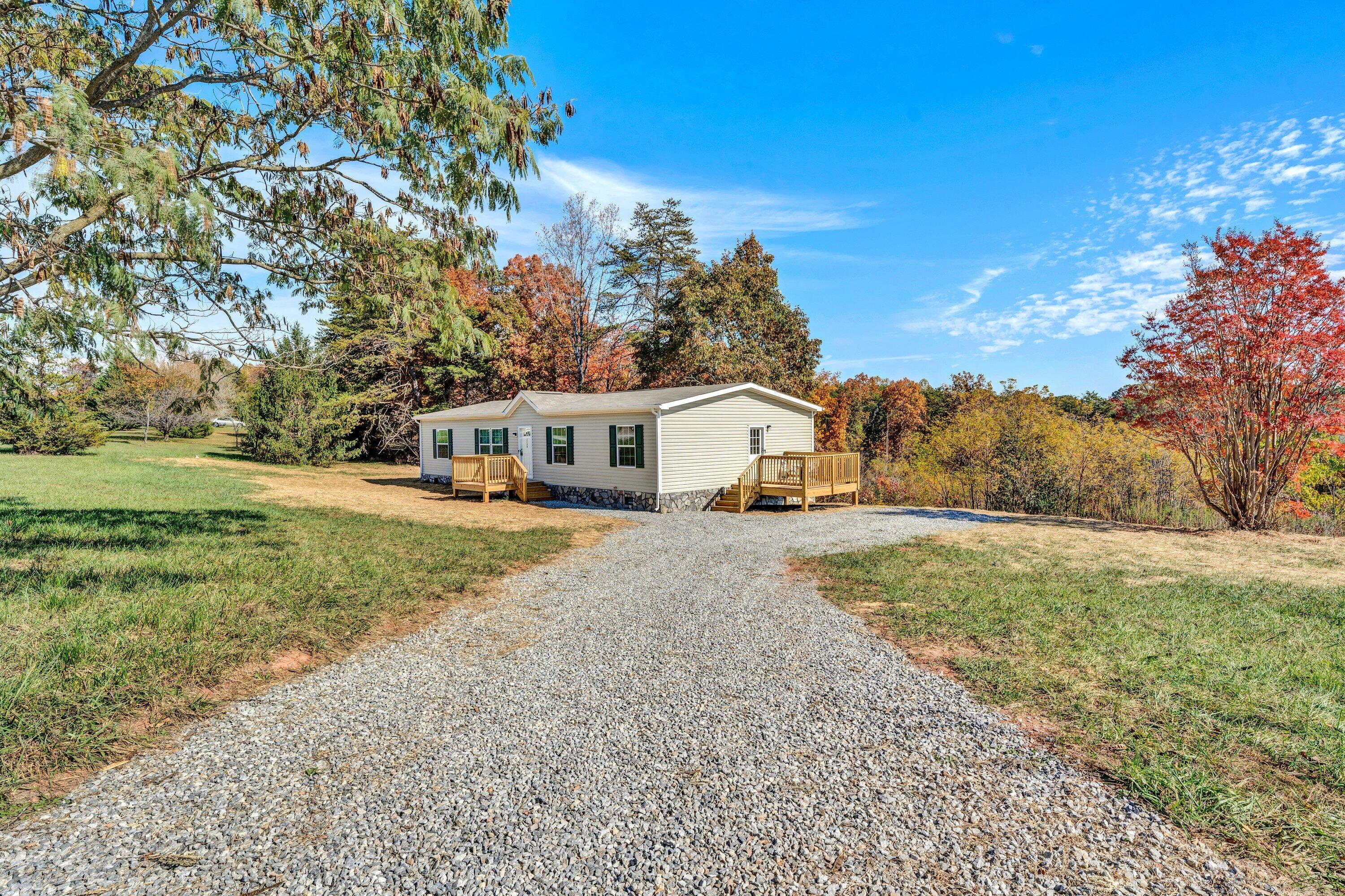 2098 Lipscomb Road Moneta, VA 24121 - Photo 4 of 27 a view of a yard with large trees
