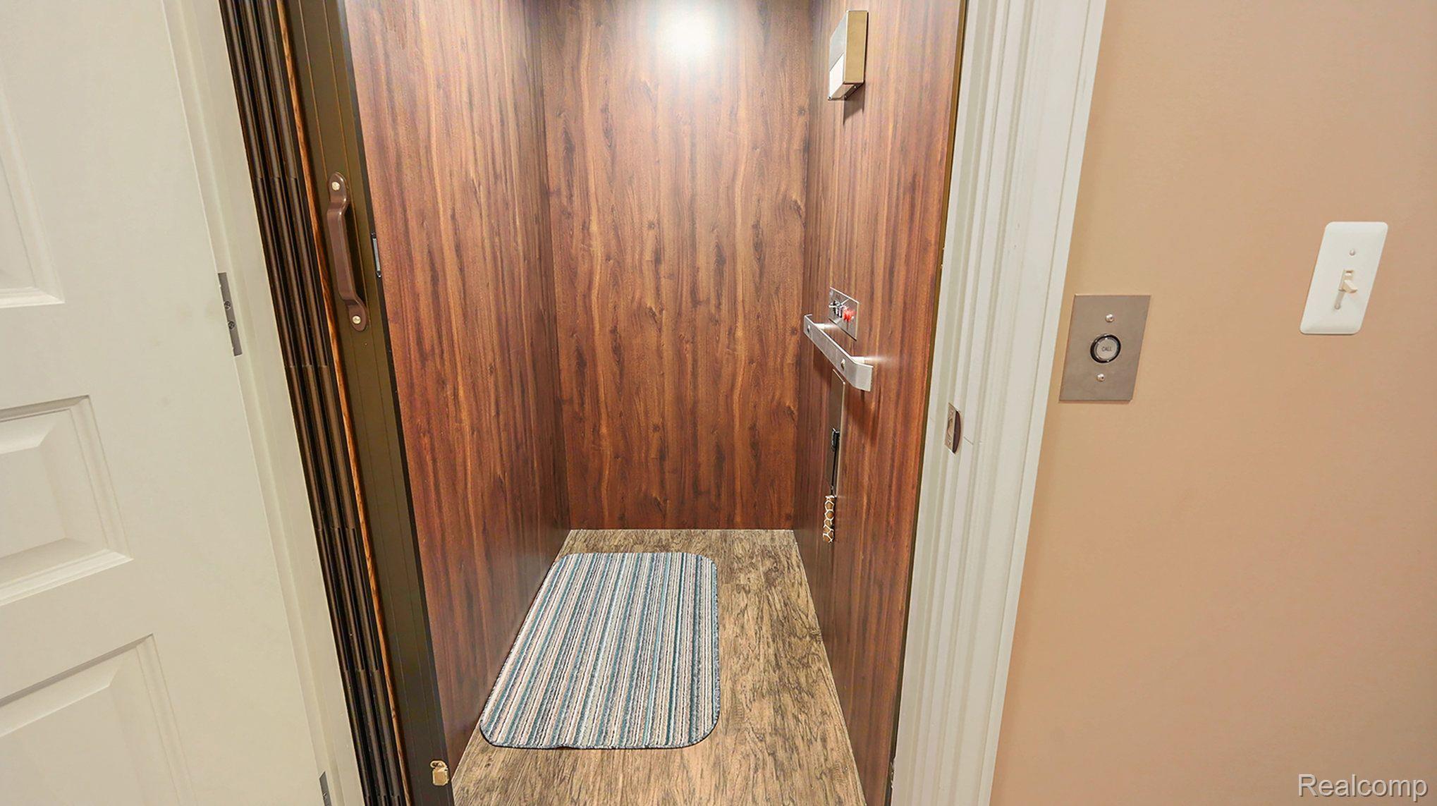 547 City View Court, Unit 30 Rochester, MI 48306 - Photo 35 of 47 Elevator