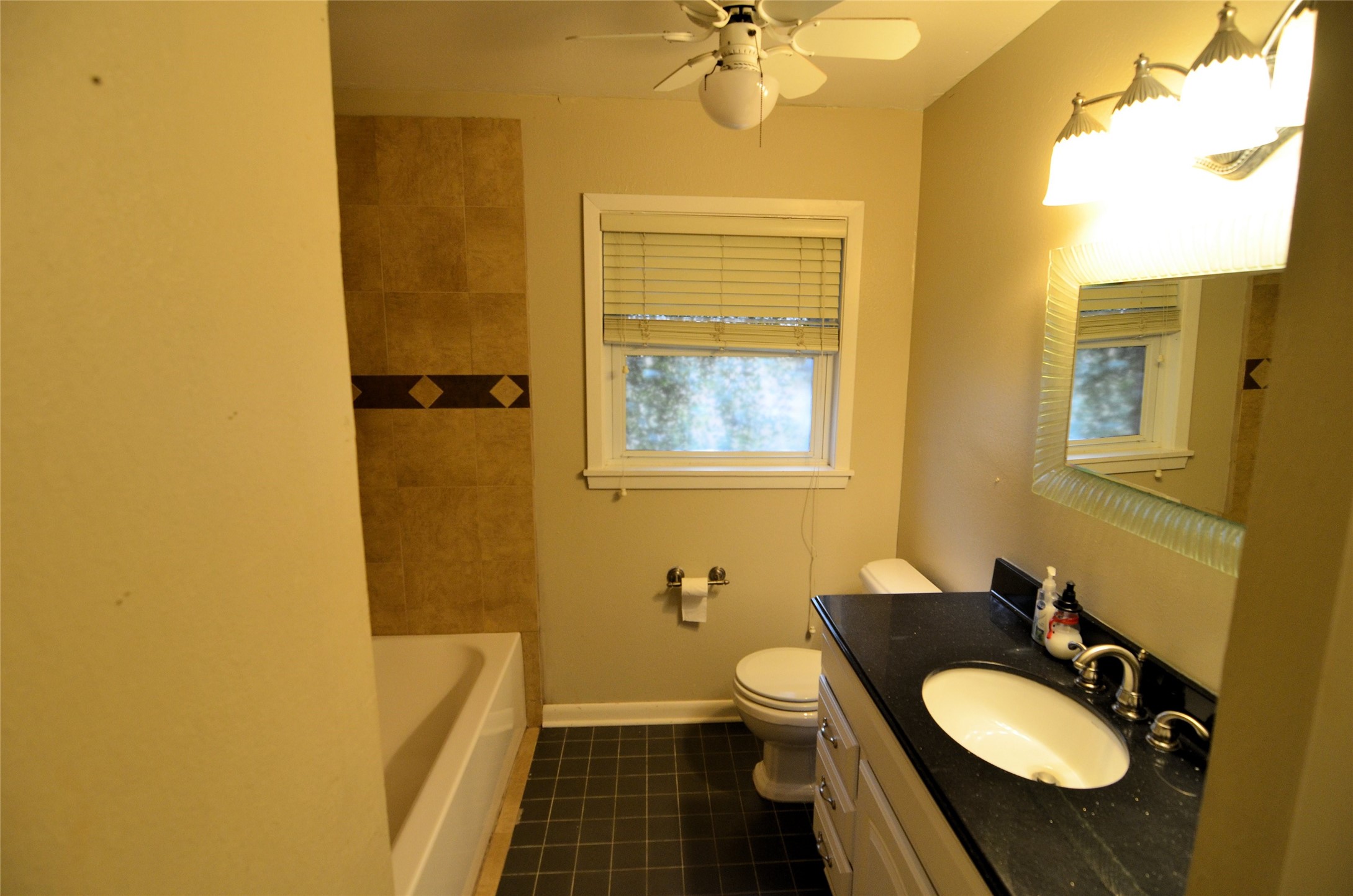 5215 Sanford Road Houston, TX 77035 - Photo 10 of 28 Gallery Image 10