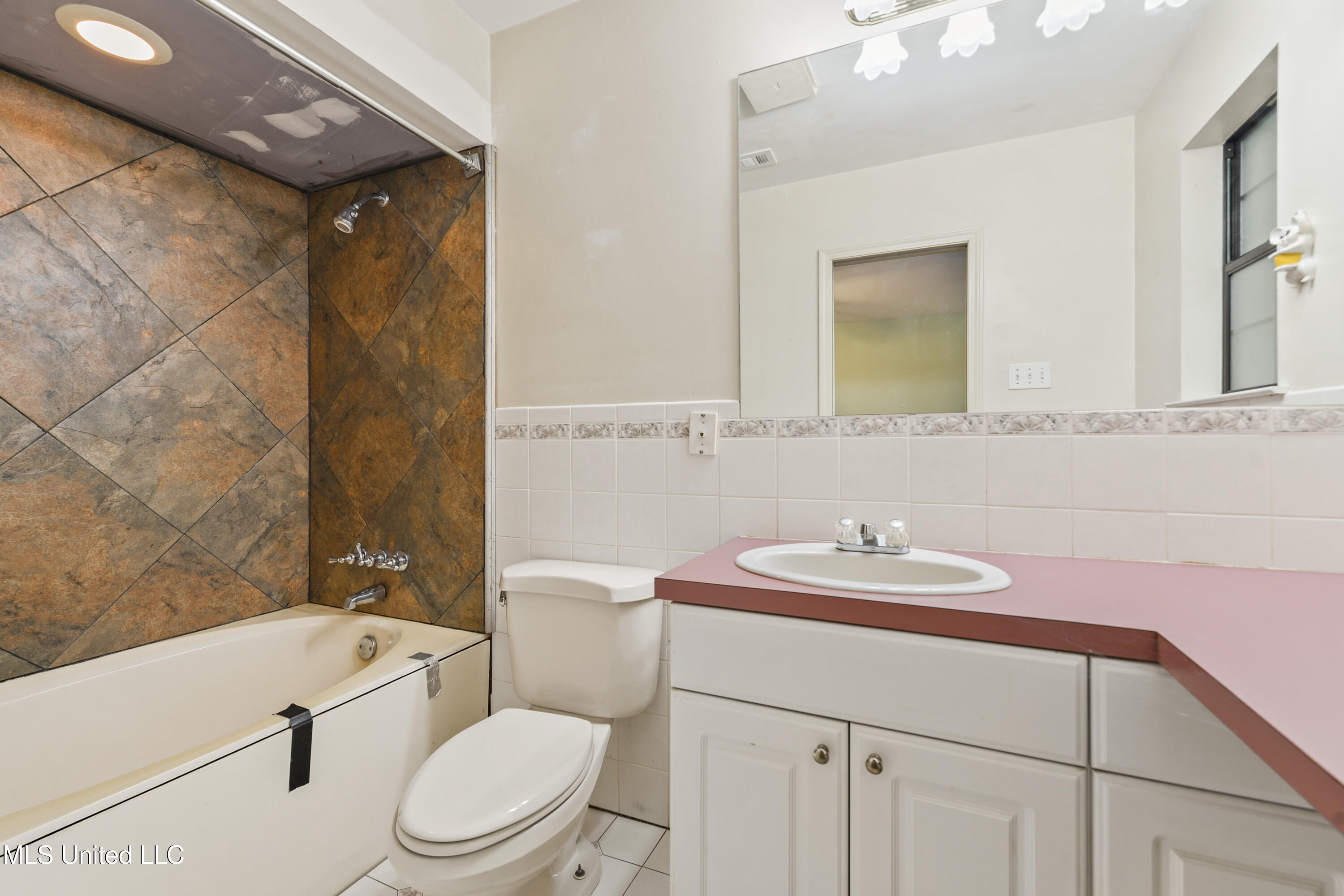 11054 Coleman Road Gulfport, MS 39503 - Photo 16 of 24 Full Bath in Bedroom 1