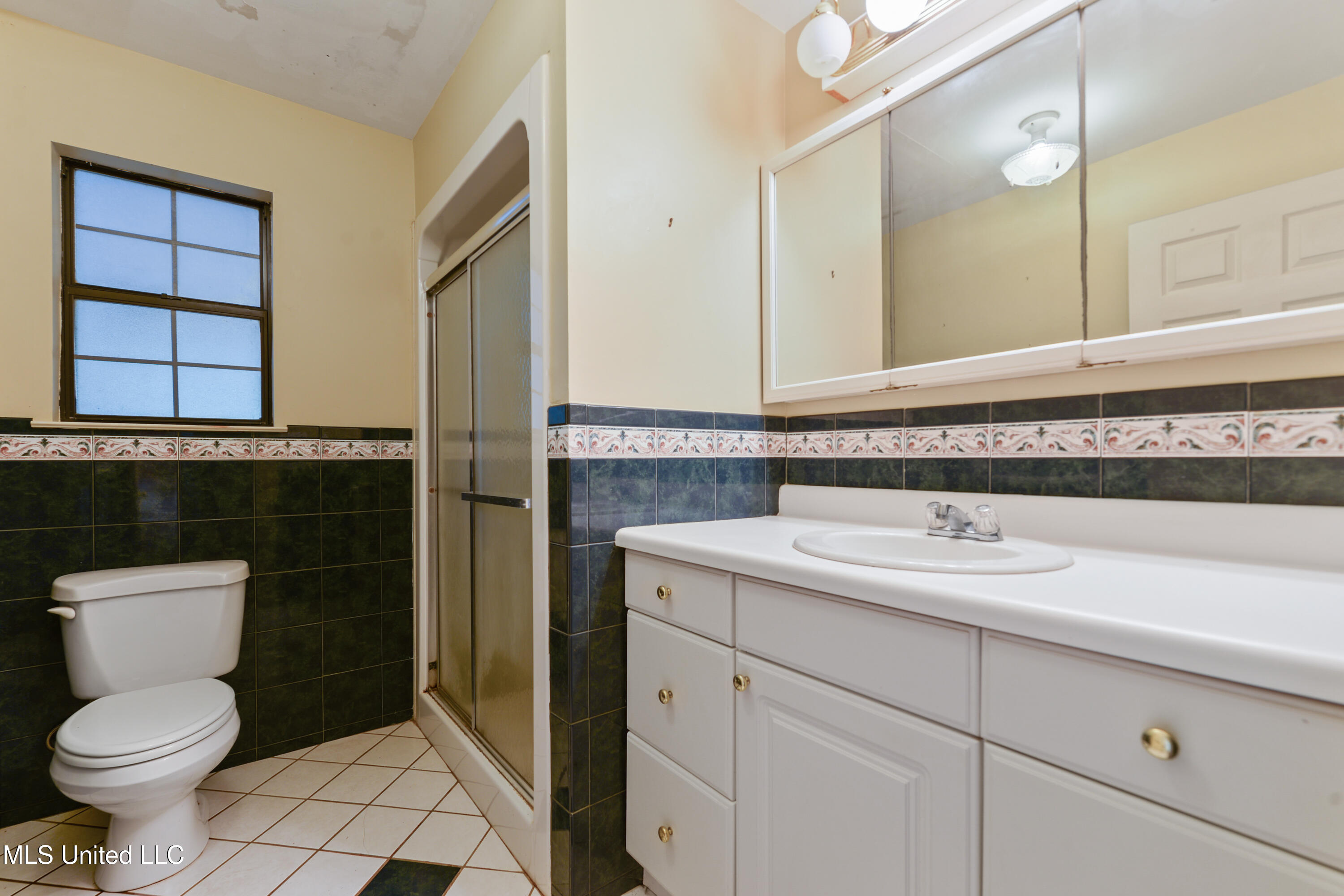 11054 Coleman Road Gulfport, MS 39503 - Photo 18 of 24 Hallway Bath