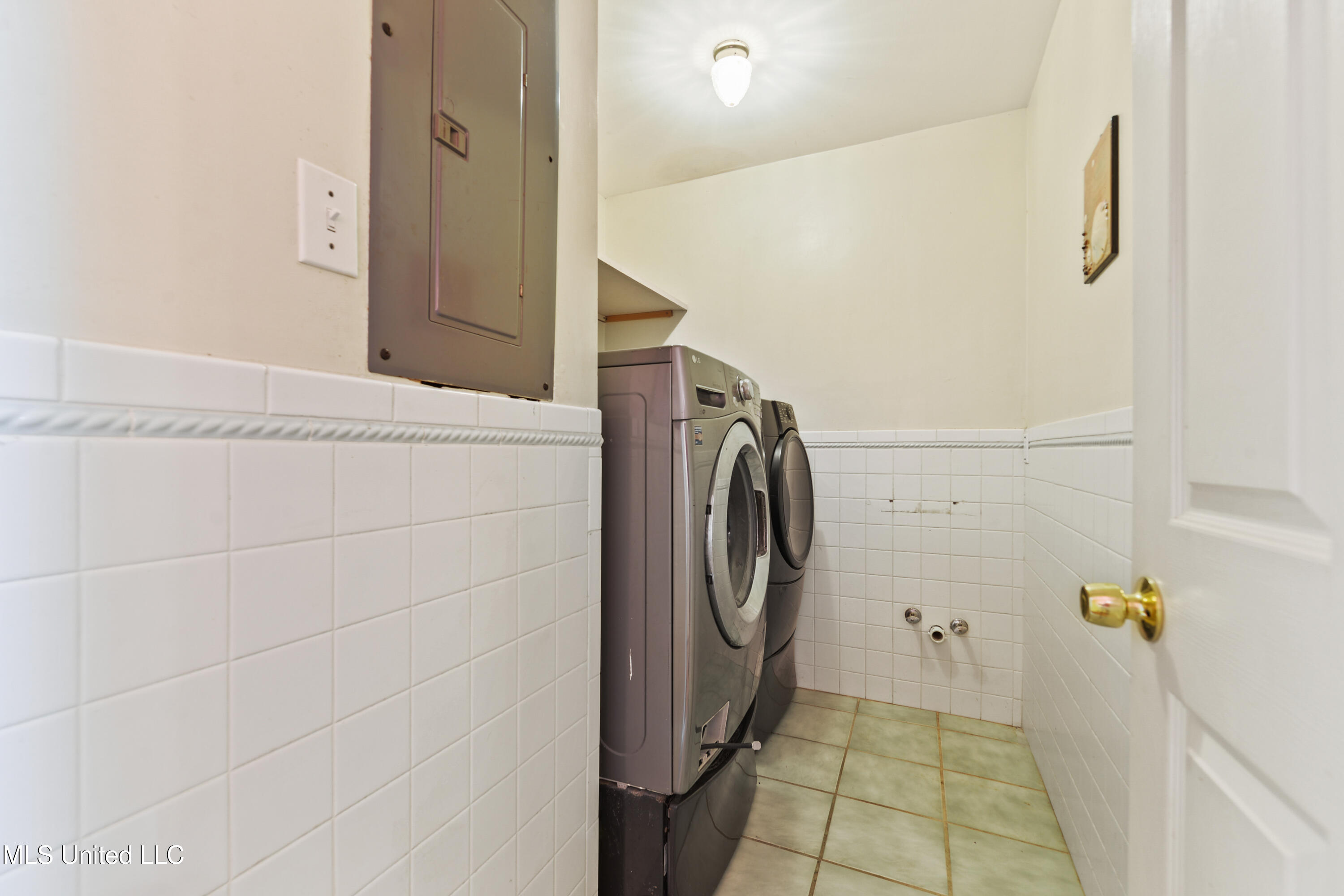 11054 Coleman Road Gulfport, MS 39503 - Photo 21 of 24 Laundry Room