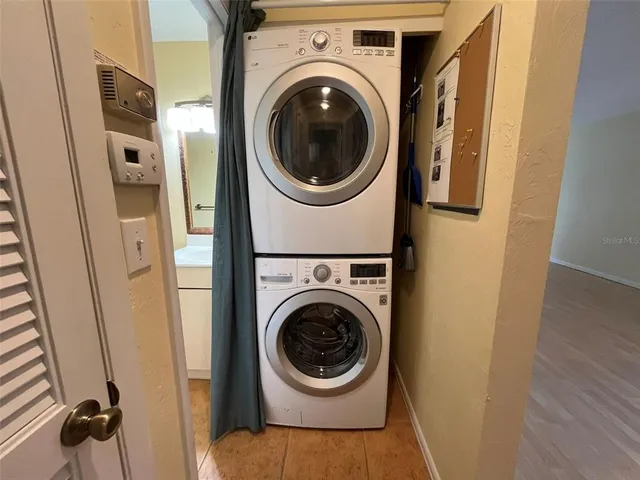 a close up view of a washer and dryer
