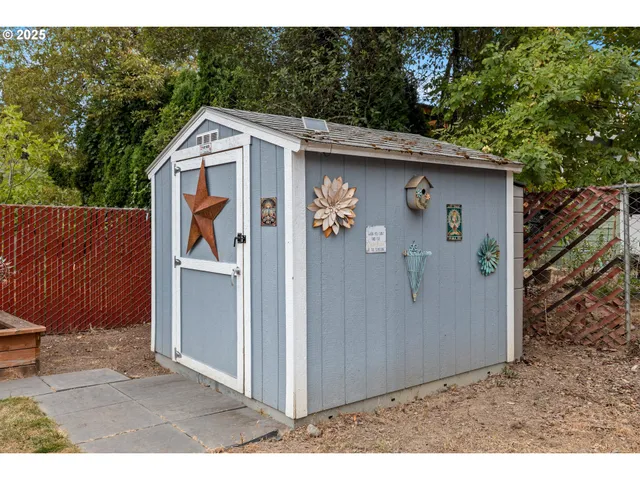 a view of entryway with outdoor space