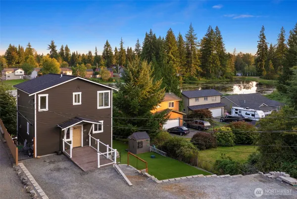 a view of a house with a yard
