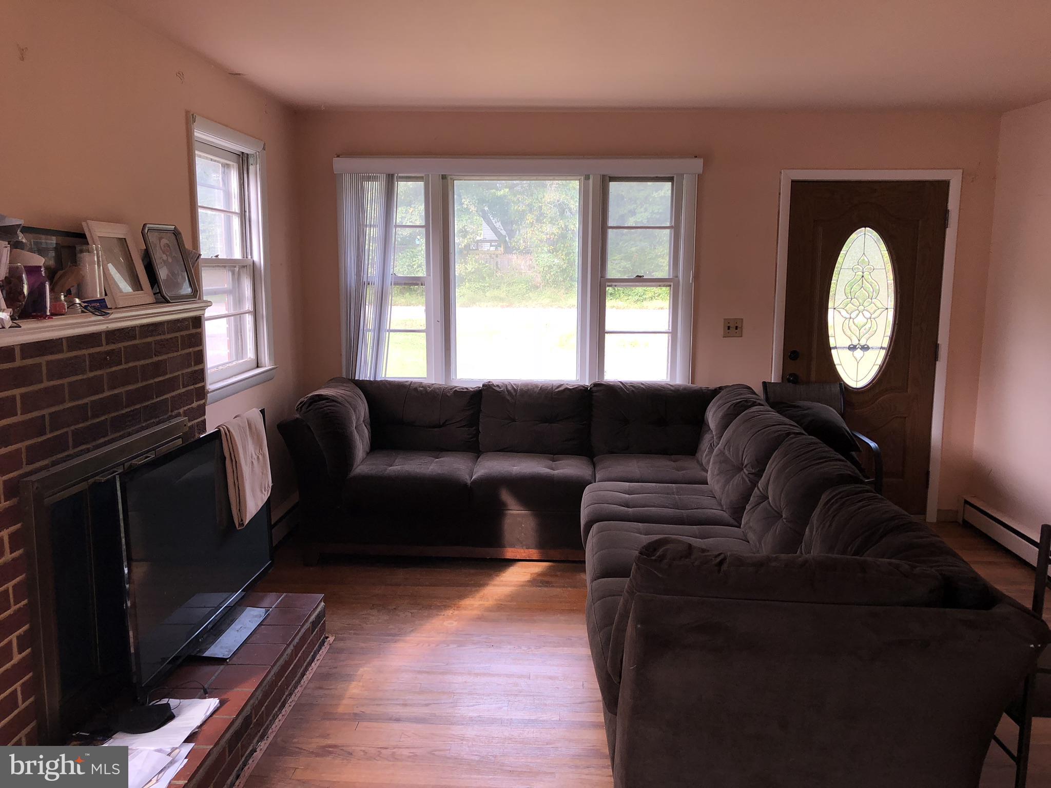 917 Mayo Road Edgewater, MD 21037 - Photo 2 of 19 Living Room