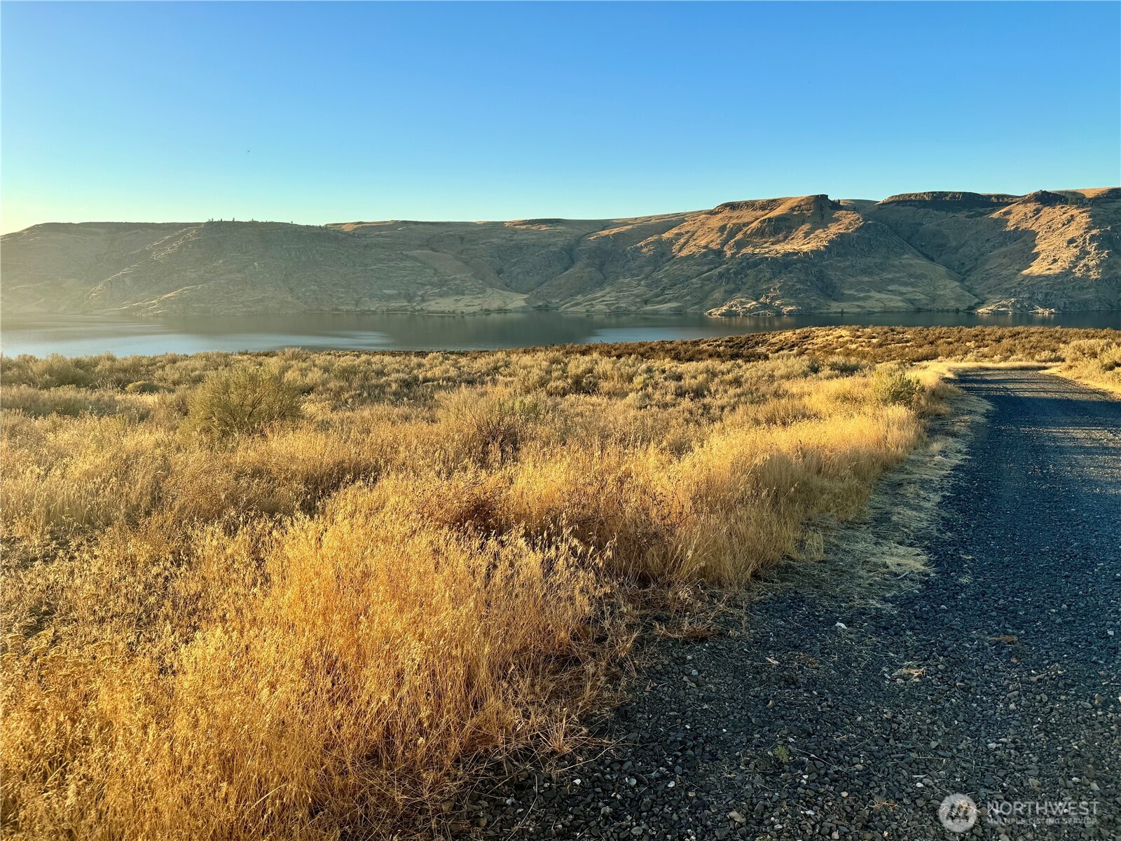 4199 East Spring Canyon Road Grand Coulee, WA 99133 - Photo 4 of 7 a view of lake with mountain
